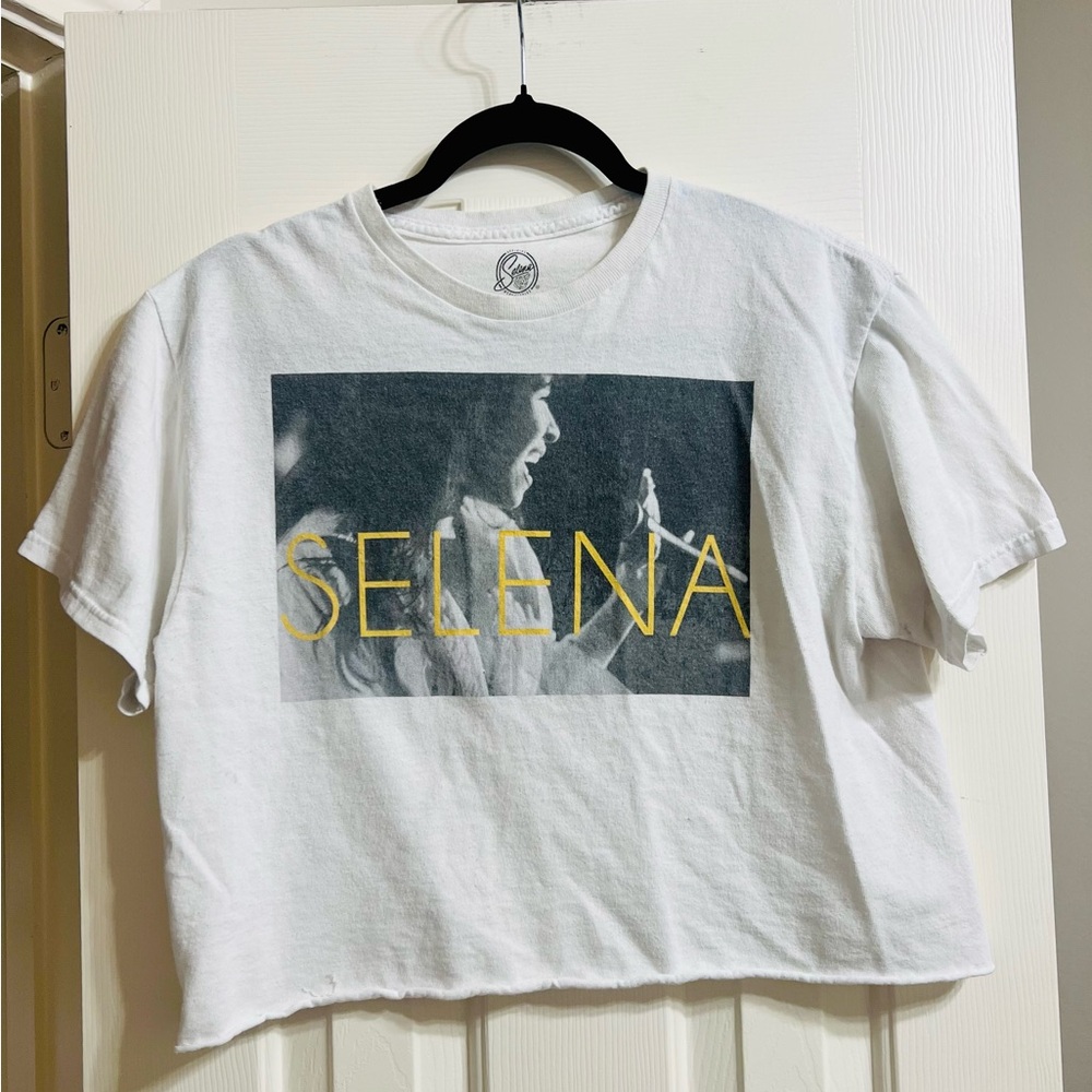 90’s Style “Selena” Graphic Cropped T-Shirt